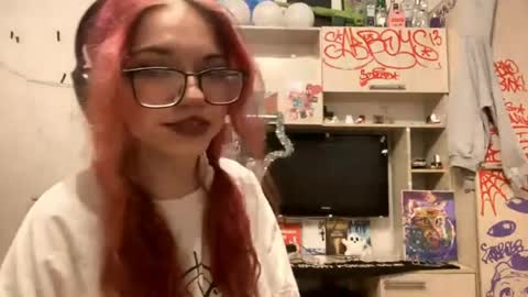 Snapshot of redheadcatxd chatting on 04-16-26, 10:12 Eva online show from 04-16-26, 10:12