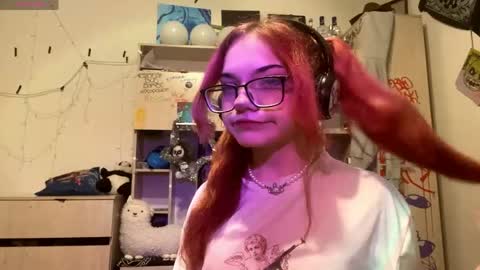Snapshot of redheadcatxd chatting on 04-18-26, 09:37 Eva online show from 04-18-26, 09:37