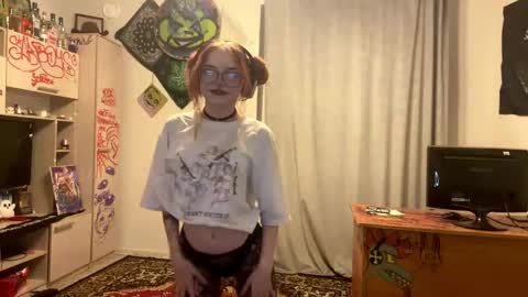 Snapshot of redheadcatxd chatting on 04-30-26, 09:52 Eva online show from 04-30-26, 09:52