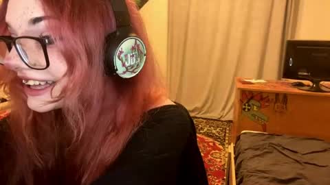 Snapshot of redheadcatxd chatting on 05-01-26, 09:30 Eva online show from 05-01-26, 09:30