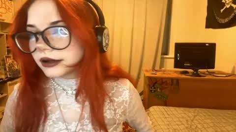 Snapshot of redheadcatxd chatting on 05-12-26, 09:34 Eva online show from 05-12-26, 09:34