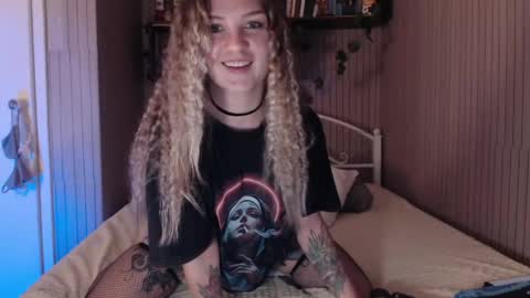 Snapshot of redmoonhead chatting on 05-14-26, 07:48 Ana online show from 05-14-26, 07:48