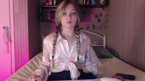 Snapshot of redmoonhead chatting on 06-10-26, 12:04 Ana online show from 06-10-26, 12:04