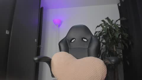 Snapshot of redmusee chatting on 05-15-26, 12:06 redmusee online show from 05-15-26, 12:06