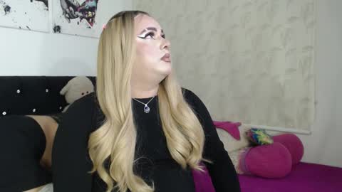 redvelvett22 online show from 11-10-25, 03:27