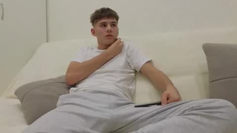 Snapshot of reeves_bae chatting on 11-24-25, 05:56 Alex online show from 11-24-25, 05:56