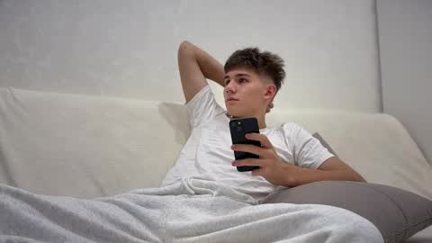 Snapshot of reeves_bae chatting on 11-25-25, 03:34 Alex online show from 11-25-25, 03:34