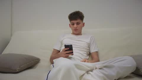 Snapshot of reeves_bae chatting on 11-26-25, 04:30 Alex online show from 11-26-25, 04:30