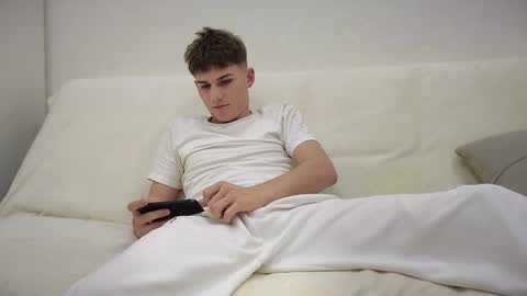 Snapshot of reeves_bae chatting on 11-27-25, 07:16 Alex online show from 11-27-25, 07:16