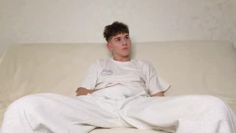 Snapshot of reeves_bae chatting on 11-30-25, 06:45 Alex online show from 11-30-25, 06:45