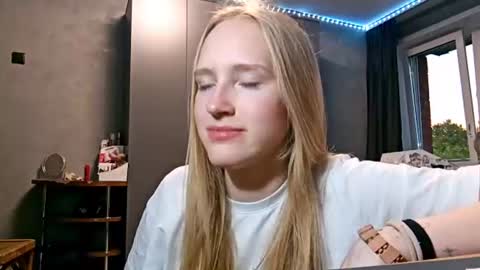 Mia online show from 07-30-26, 04:06