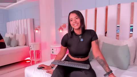 Snapshot of regina_noctixx chatting on 05-29-26, 01:31 Regina online show from 05-29-26, 01:31