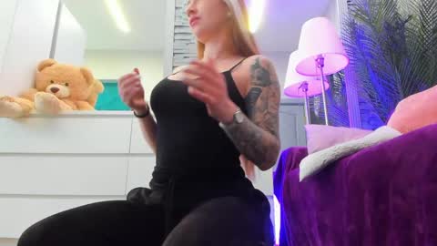 Snapshot of reina_cummings chatting on 05-08-26, 06:52 reina cummings online show from 05-08-26, 06:52