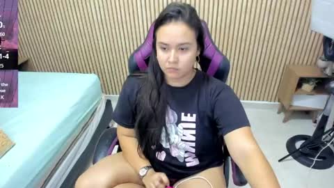 Snapshot of reina_loren chatting on 05-24-26, 03:44 reina_loren online show from 05-24-26, 03:44