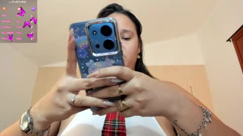 Snapshot of reina_loren chatting on 05-30-26, 10:40 reina_loren online show from 05-30-26, 10:40