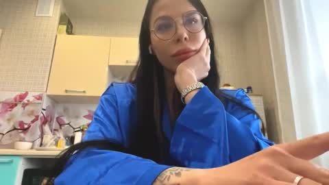 Snapshot of reinaiafrate chatting on 11-19-25, 07:52 Emma online show from 11-19-25, 07:52