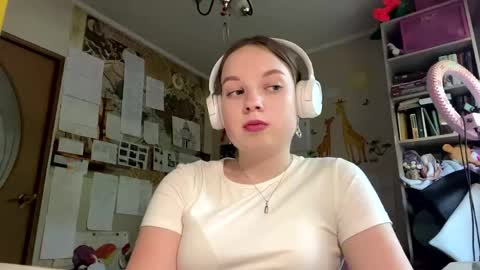 Snapshot of renaeorabuena chatting on 06-05-26, 11:27 Annabel online show from 06-05-26, 11:27