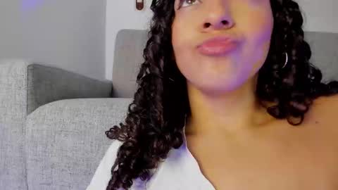 Snapshot of renata_cruz_ chatting on 02-18-25, 02:49 Renata 3 online show from 02-18-25, 02:49