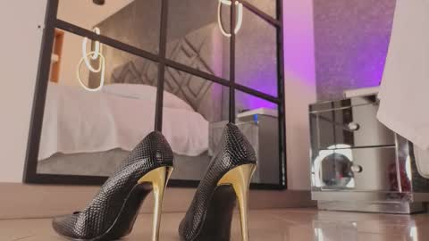 Snapshot of renata_cruz_ chatting on 10-10-25, 04:06 Renata 3 online show from 10-10-25, 04:06
