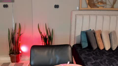 Snapshot of renataruiz_rr chatting on 02-05-25, 12:06 online show from 02-05-25, 12:06
