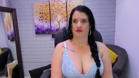 Snapshot of renataruiz_rr chatting on 02-08-25, 12:06 online show from 02-08-25, 12:06