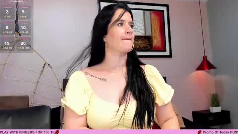Snapshot of renataruiz_rr chatting on 02-28-25, 06:20 online show from 02-28-25, 06:20