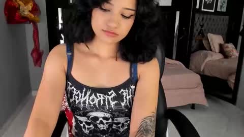 Snapshot of renee_shelby_ chatting on 12-22-25, 08:39 Renee Shelby online show from 12-22-25, 08:39