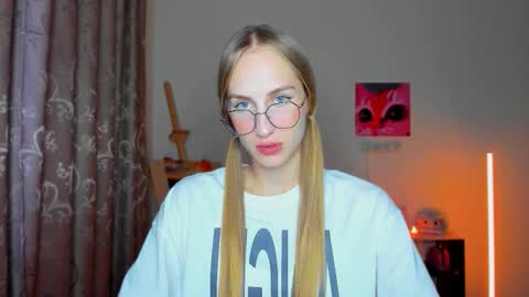 Snapshot of renewalri chatting on 10-20-25, 04:29 Rina online show from 10-20-25, 04:29