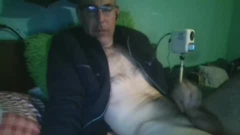 reyes_albert2006 online show from 04-19-26, 06:10