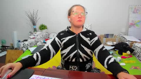 Anna - not anna - right Anna  online show from 11-10-25, 12:59