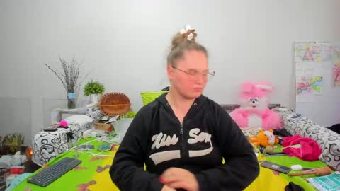 Anna - not anna - right Anna  online show from 04-26-26, 12:14