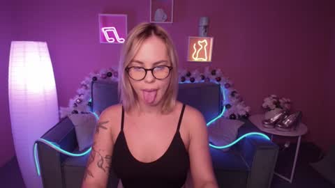 Snapshot of rikaraily chatting on 12-21-24, 06:52 Rika online show from 12-21-24, 06:52