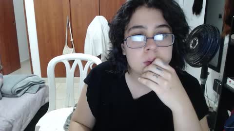 Snapshot of rivadeneira222 chatting on 09-16-25, 01:06 PeachSalinger online show from 09-16-25, 01:06