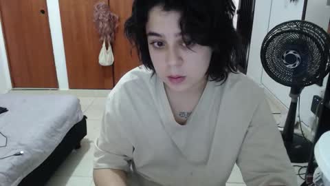 Snapshot of rivadeneira222 chatting on 09-17-25, 09:05 PeachSalinger online show from 09-17-25, 09:05