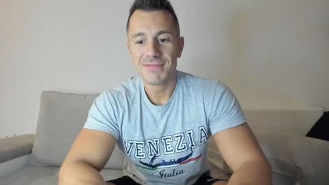 Snapshot of roberto4ever chatting on 01-10-25, 06:42 roberto4ever online show from 01-10-25, 06:42