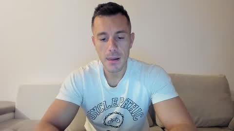 Snapshot of roberto4ever chatting on 09-30-25, 03:44 roberto4ever online show from 09-30-25, 03:44