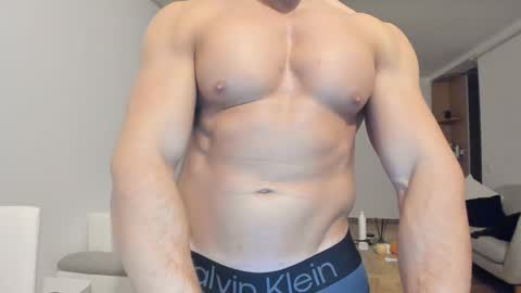 Snapshot of roberto4ever chatting on 11-17-25, 05:41 roberto4ever online show from 11-17-25, 05:41