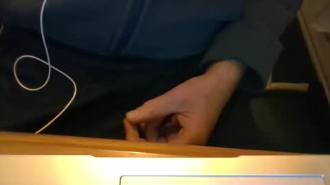 Snapshot of robjh1273 chatting on 12-05-25, 04:58 Roger online show from 12-05-25, 04:58