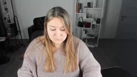 Snapshot of rochelelin chatting on 10-24-25, 12:56 She knows online show from 10-24-25, 12:56