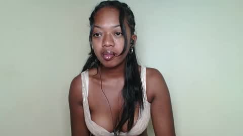 Snapshot of rochellinah chatting on 05-12-26, 07:27 rochellinah online show from 05-12-26, 07:27