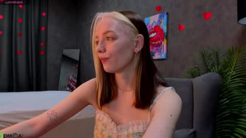 Snapshot of rockett_bunny chatting on 04-09-26, 12:54 Rockett online show from 04-09-26, 12:54