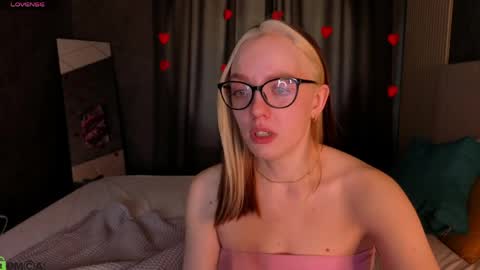 Snapshot of rockett_bunny chatting on 04-09-26, 06:19 Rockett online show from 04-09-26, 06:19