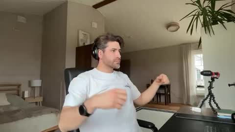 Roger Sterling online show from 04-25-26, 09:34