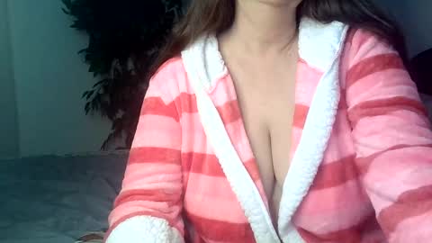 Snapshot of roisierios chatting on 11-15-25, 01:14 Rosie Rios online show from 11-15-25, 01:14