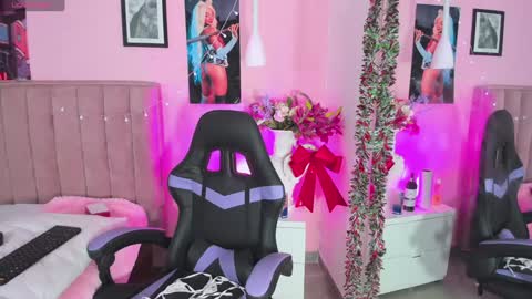 Snapshot of rolyloren chatting on 12-12-24, 07:15 Marcela online show from 12-12-24, 07:15