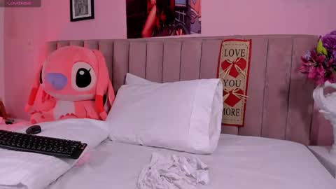 Snapshot of rolyloren chatting on 02-15-25, 08:43 Marcela online show from 02-15-25, 08:43