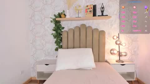 Snapshot of roma_love_ chatting on 09-24-25, 11:57 online show from 09-24-25, 11:57