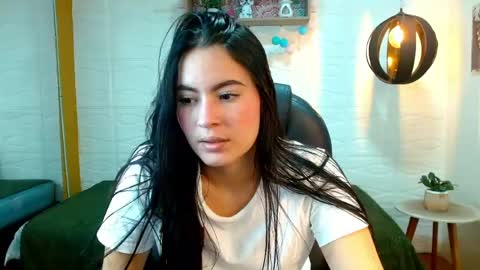 Snapshot of rosaliea chatting on 05-27-26, 04:09 R O S A L I A online show from 05-27-26, 04:09