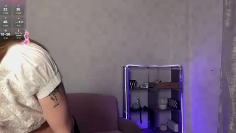 Snapshot of rosamoore chatting on 04-17-26, 02:31 RoosaMoore online show from 04-17-26, 02:31