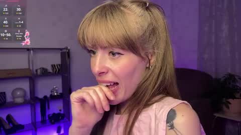 Snapshot of rosamoore chatting on 05-17-26, 03:19 RoosaMoore online show from 05-17-26, 03:19